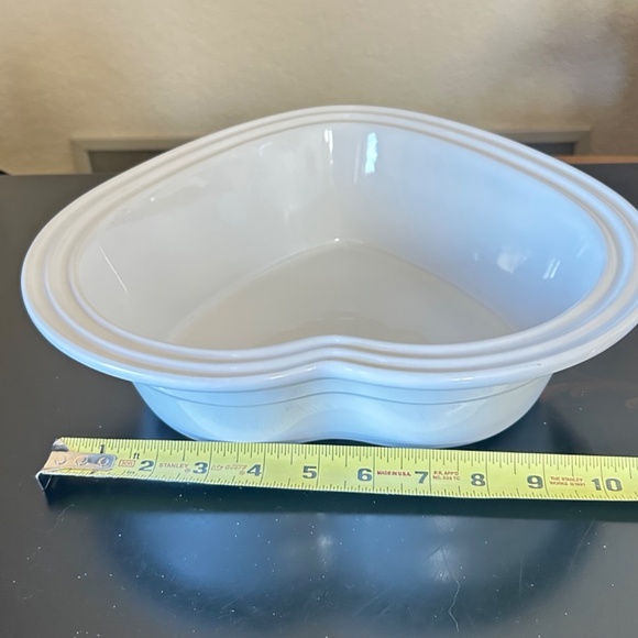 Le Creuset Ramekin D’ Amour Covered Heart Dish. White - Picture 8 of 12
